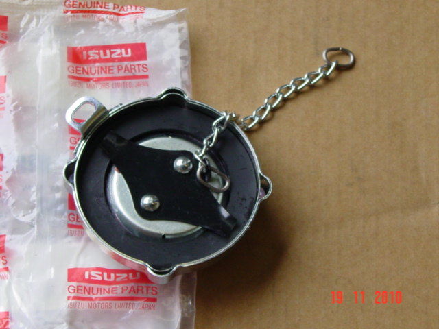 FUEL CAP 2 PR W CHAIN GENUINE