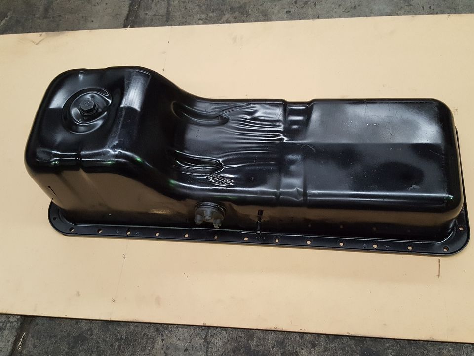 Oil Pan and Level Gauge